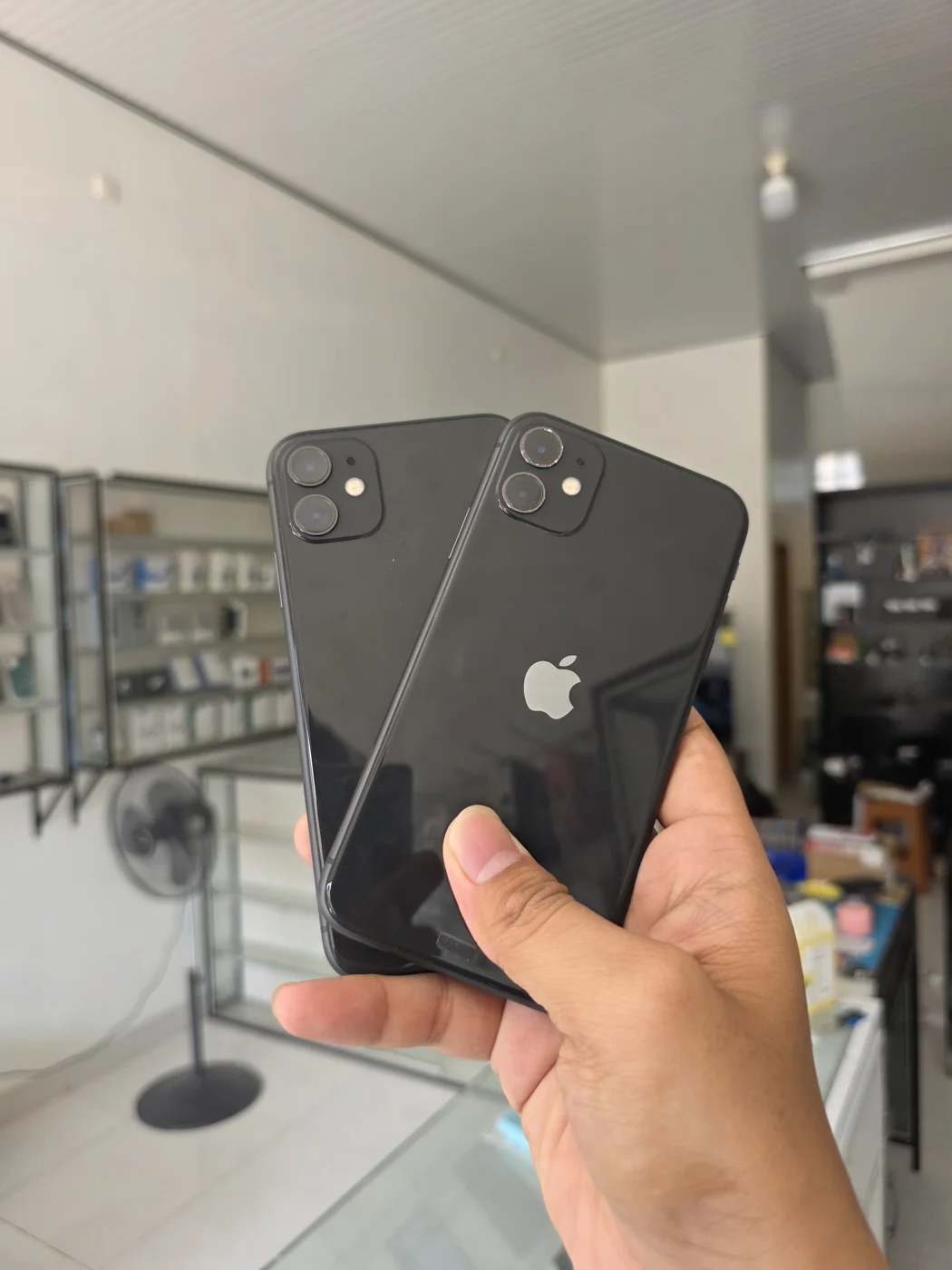 Foto iPhone 11 Ex iBox di RStore Rawajitu