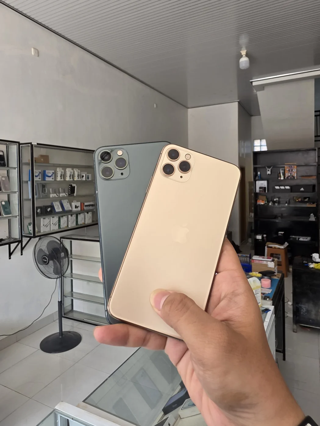 Foto iPhone 11 Pro Max Inter di RStore Rawajitu