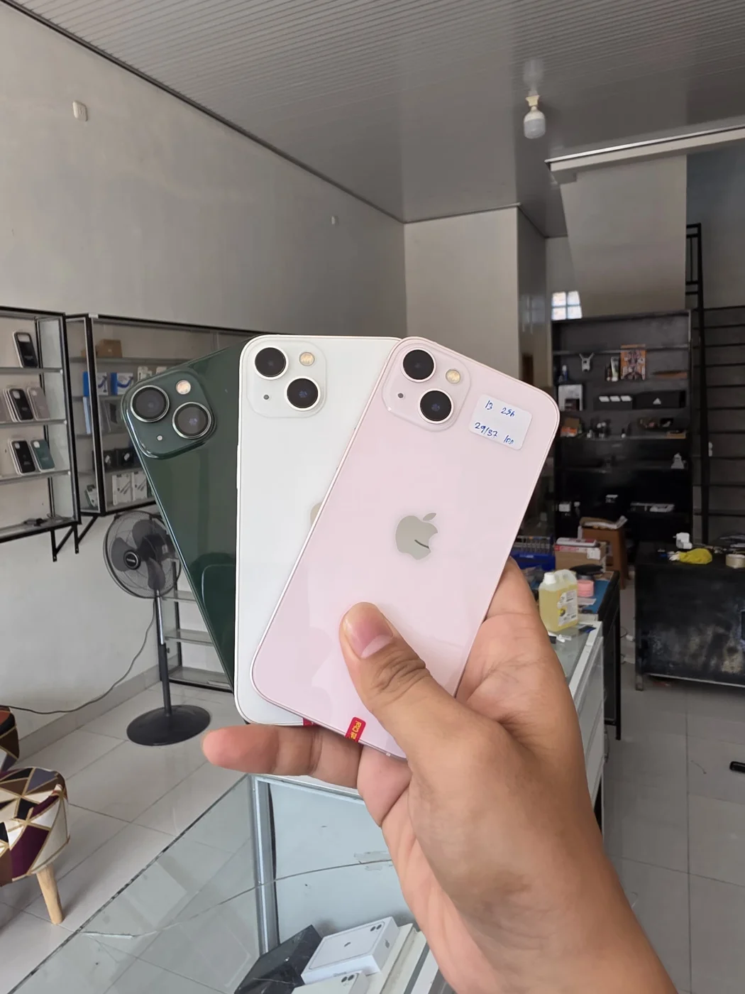 Foto iPhone 13 Inter di RStore Rawajitu