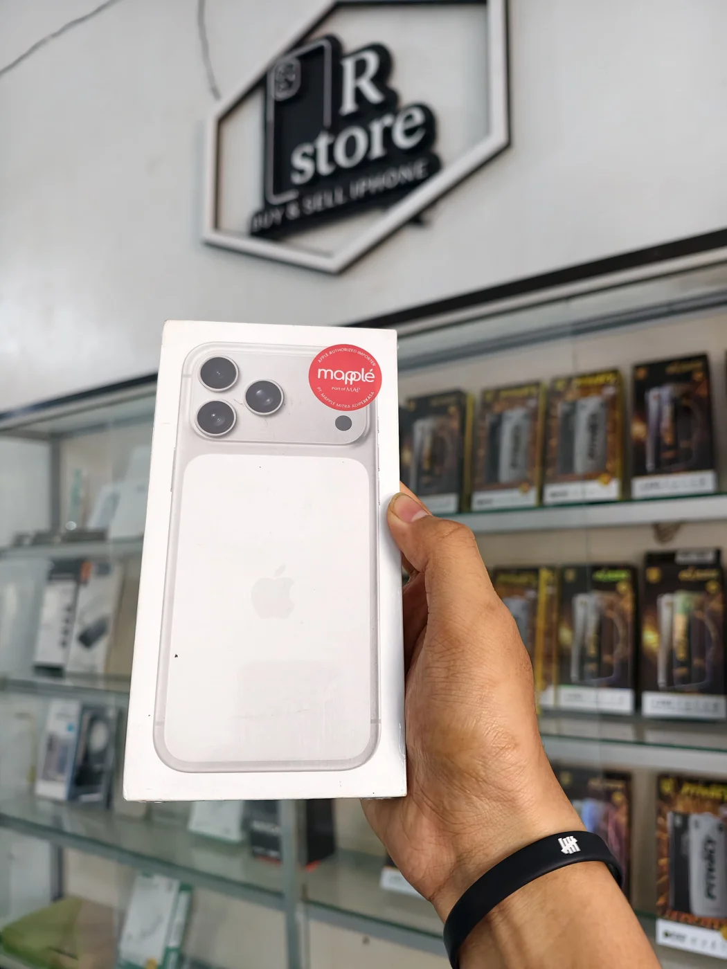 Foto iPhone 17 Pro Max baru iBox di RStore Rawajitu